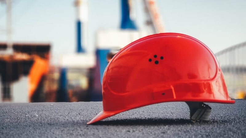 Karriere bei der Hoesch Spundwand und Projekte GmbH_Roter Sicherheitshelm