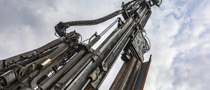 Teleskopmäkler mit eingehängter Hoesch Spundwand.