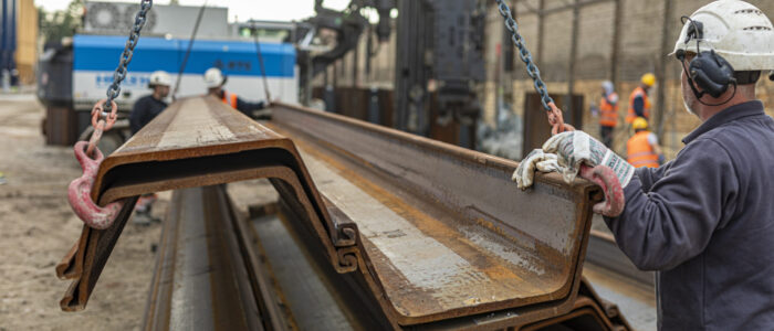 Hoesch Spundwände beim Einbau auf einer Baustelle.