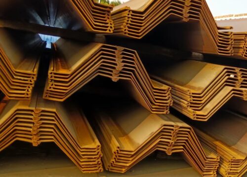 Das Bild zeigt gestapelte Z-Profile von Hoesch Spundwand.