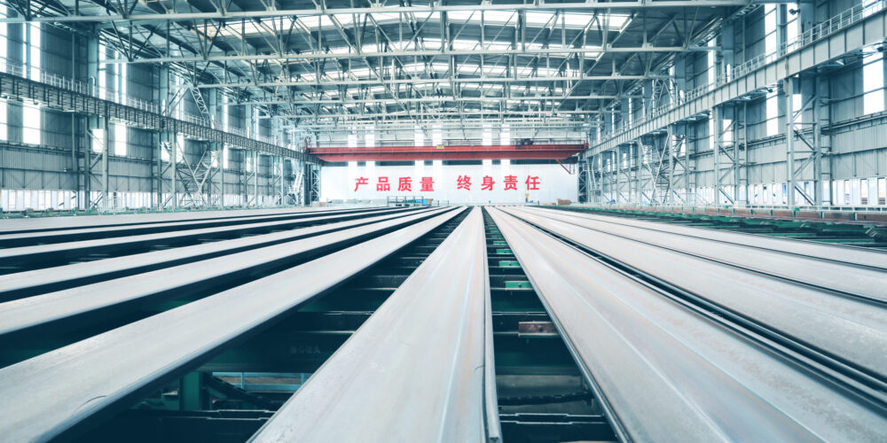 Ansicht auf eine Fertigungsstraße im Walzwerk für Spundbohlen, Spezialprofile und schwerer Träger Hoesch.