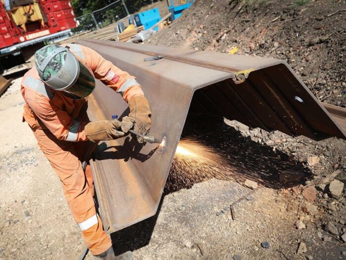 Anarbeitungsleistungen der Hoesch Spundwand und Projekte GmbH: Mitarbeiter bei der Erstellung von Zuglöchern in Spundbohlen.
