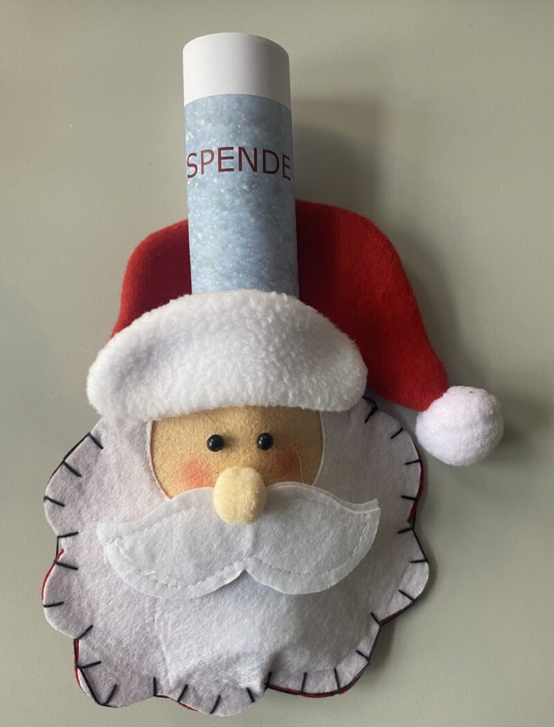 Deko Filz-Nikolaus in dem sich die Spendenbestätigung der Hoesch Spundwand und Projekte GmbH für die Kinder- und Jugendhospizdienst des Malteser Hospizes St. Raphael in Duisburg befindet.