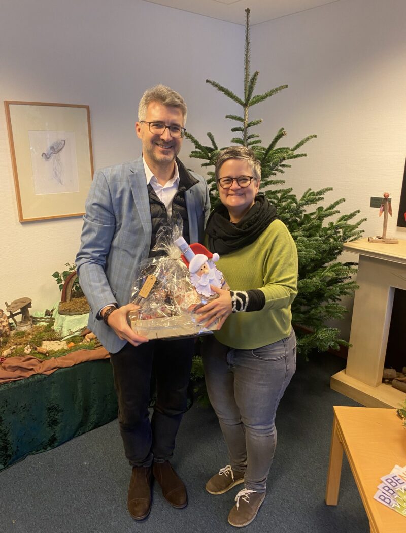 Das Foto zeigt Herrn Christian Garms, Geschäftsführer der Hoesch Spundwand und Projekte GmbH, bei der Spendenübergabe mit Frau Katja Arens, Leiterin Ambulante Hospizdienste, für die Kinder-und Jugendhospiz in Duisburg .