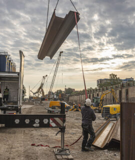 Hoesch Spundwände beim Einbau auf einer Baustelle.