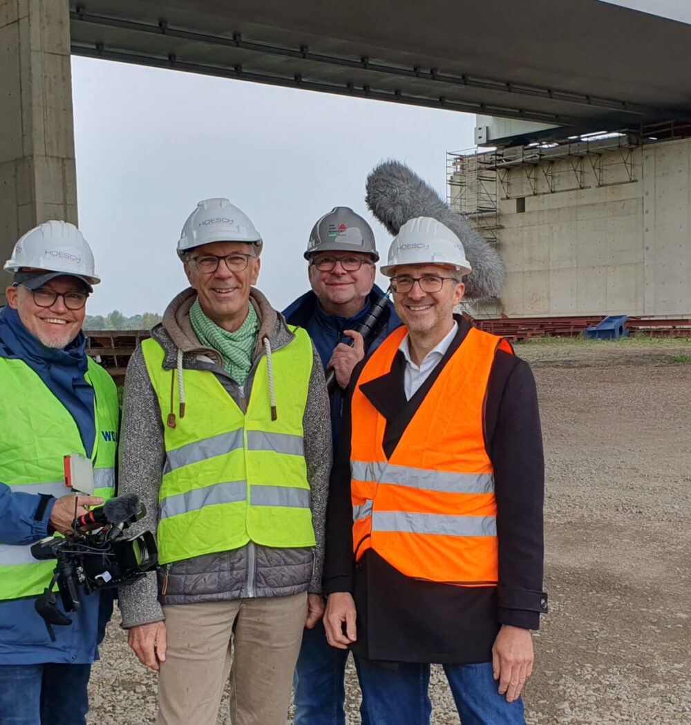 Das WDR Team ist mit Christian Garms, Geschäftsführer Hoesch Spundwand, auf einer Baustelle