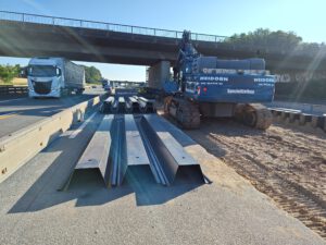 Das Bild zeigt die Einbringung kaltgewalzter Spundwände am Autobahnkreuz Bargteheide.