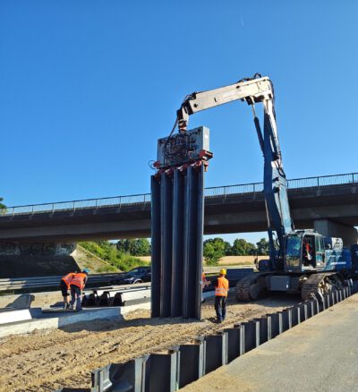 Das Bild zeigt die Einbringung kaltgewalzter Spundwände am Autobahnkreuz Bargteheide.