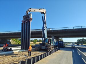 Das Bild zeigt die Einbringung kaltgewalzter Spundwände am Autobahnkreuz Bargteheide.